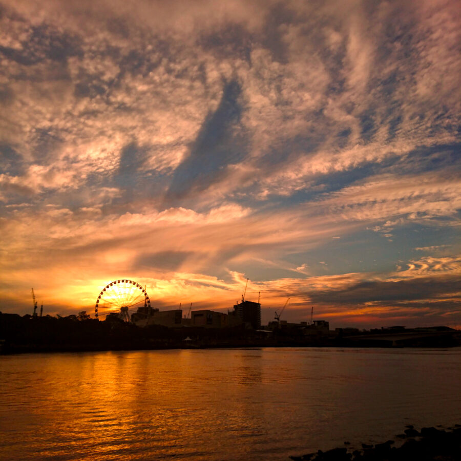 ブリスベン川に沈む夕日と観覧車Wheel of Brisbaneのシルエット